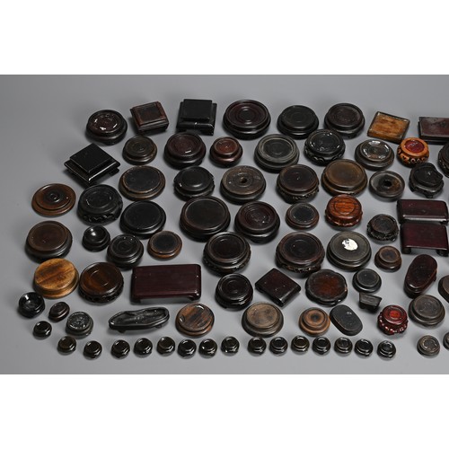 349 - A QUANTITY OF SMALLER CHINESE WOOD AND CERAMIC DISPLAY STANDS. To include sixteen miniature brown gl... 