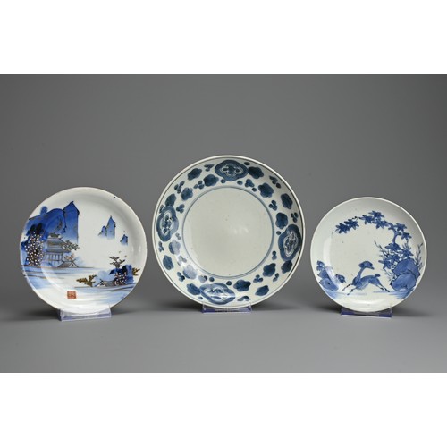 368 - A JAPANESE ARITA BLUE AND WHITE SAUCER-DISH AND A SAUCER, EDO PERIOD, 18TH CENTURY AND A BLUE, WHITE... 