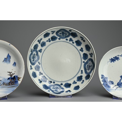 368 - A JAPANESE ARITA BLUE AND WHITE SAUCER-DISH AND A SAUCER, EDO PERIOD, 18TH CENTURY AND A BLUE, WHITE... 