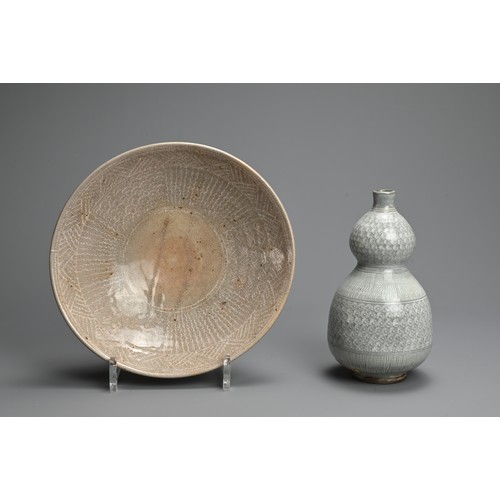 372 - A JAPANESE MISHIMA-TYPE DOUBLE-GOURD SHAPED VASE AND A FLARED BOWL, 20TH CENTURY, IMPRESSED SEAL MAR... 