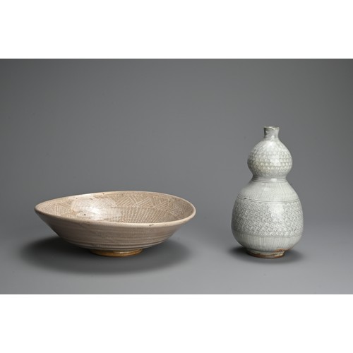 372 - A JAPANESE MISHIMA-TYPE DOUBLE-GOURD SHAPED VASE AND A FLARED BOWL, 20TH CENTURY, IMPRESSED SEAL MAR... 