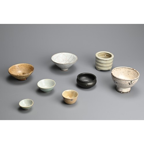 374 - A COLLECTION OF CHINESE AND JAPANESE STONEWARE AND PORCELAIN BOWLS IN SIZES. Including: a flared con... 