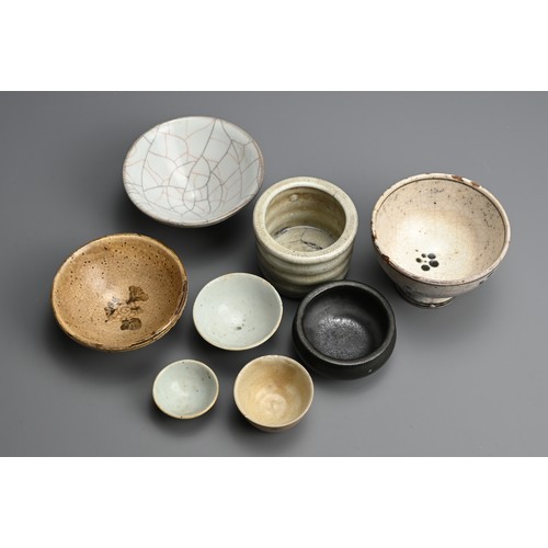 374 - A COLLECTION OF CHINESE AND JAPANESE STONEWARE AND PORCELAIN BOWLS IN SIZES. Including: a flared con... 