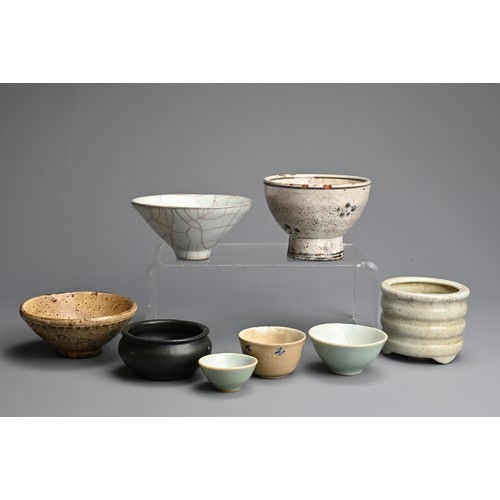 374 - A COLLECTION OF CHINESE AND JAPANESE STONEWARE AND PORCELAIN BOWLS IN SIZES. Including: a flared con... 