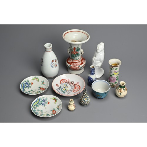 373 - ASSORTED ITEMS OF CHINESE AND JAPANESE PORCELAIN, 19TH-EARLY 20TH CENTURY. Including: a vase of flar... 