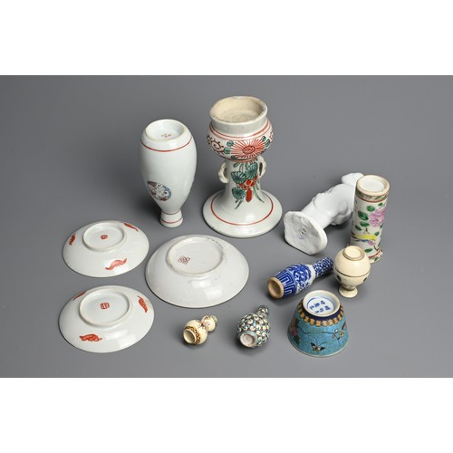 373 - ASSORTED ITEMS OF CHINESE AND JAPANESE PORCELAIN, 19TH-EARLY 20TH CENTURY. Including: a vase of flar... 