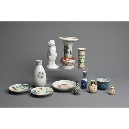 373 - ASSORTED ITEMS OF CHINESE AND JAPANESE PORCELAIN, 19TH-EARLY 20TH CENTURY. Including: a vase of flar... 