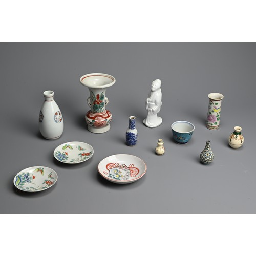 373 - ASSORTED ITEMS OF CHINESE AND JAPANESE PORCELAIN, 19TH-EARLY 20TH CENTURY. Including: a vase of flar... 