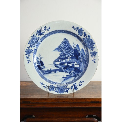 103 - A VERY LARGE CHINESE BLUE AND WHITE PORCELAIN DISH, 18TH CENTURY. Finely decorated with figures cros... 