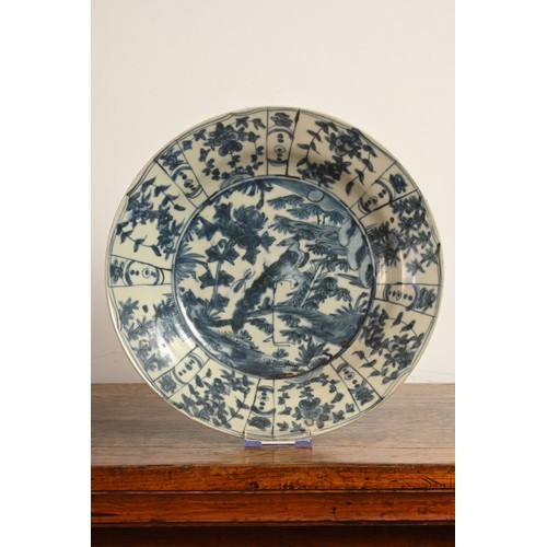 92 - A LARGE CHINESE BLUE AND WHITE ZHANGZHOU SWATOW PORCELAIN DISH, LATE MING DYNASTY. With rounded side... 