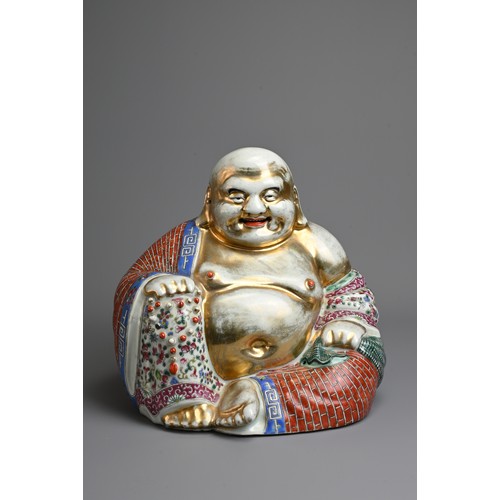 376 - A CHINESE FAMILLE ROSE AND GILT PORCELAIN FIGURE OF BUDAI, ZHU MAO JI ZHAO MARK, 20TH CENTURY. ... 