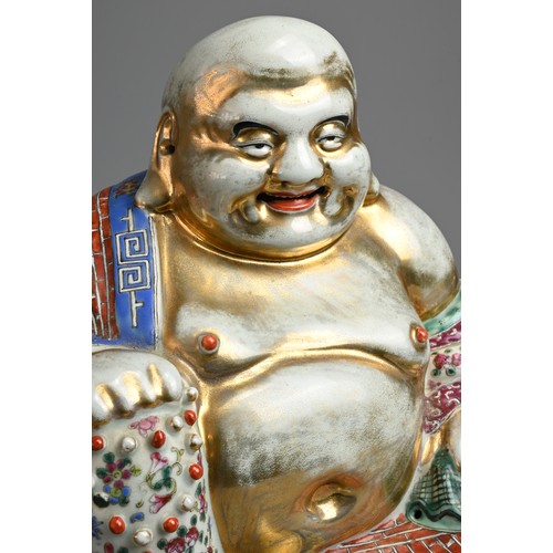 376 - A CHINESE FAMILLE ROSE AND GILT PORCELAIN FIGURE OF BUDAI, ZHU MAO JI ZHAO MARK, 20TH CENTURY. ... 