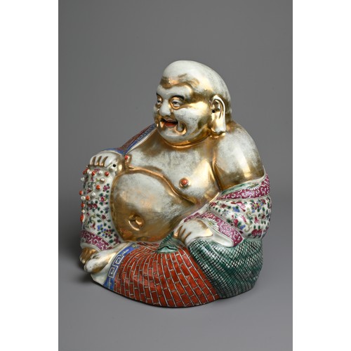 376 - A CHINESE FAMILLE ROSE AND GILT PORCELAIN FIGURE OF BUDAI, ZHU MAO JI ZHAO MARK, 20TH CENTURY. ... 