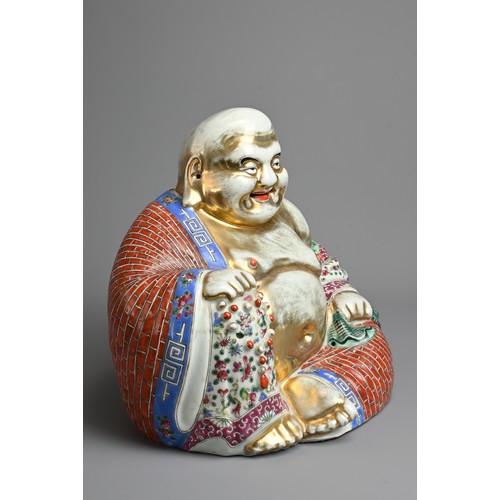 376 - A CHINESE FAMILLE ROSE AND GILT PORCELAIN FIGURE OF BUDAI, ZHU MAO JI ZHAO MARK, 20TH CENTURY. ... 