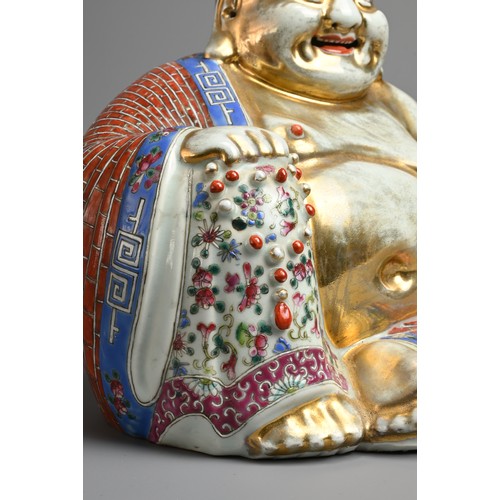 376 - A CHINESE FAMILLE ROSE AND GILT PORCELAIN FIGURE OF BUDAI, ZHU MAO JI ZHAO MARK, 20TH CENTURY. ... 