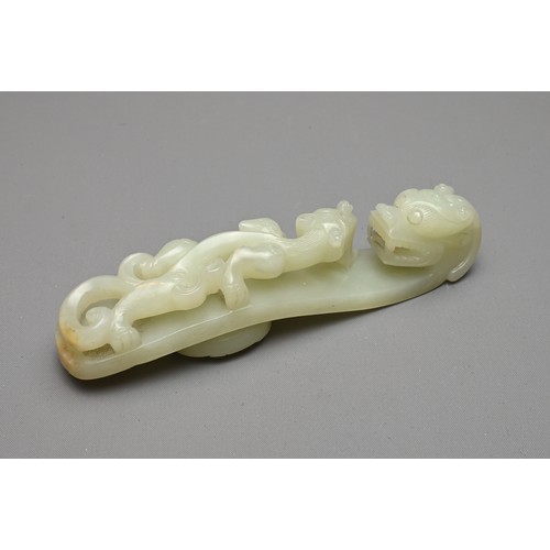 377 - A LARGE CHINESE PALE CELADON JADE BELT HOOK, QING DYNASTY, 18/19TH CENTURY. Carved in openwork on to... 