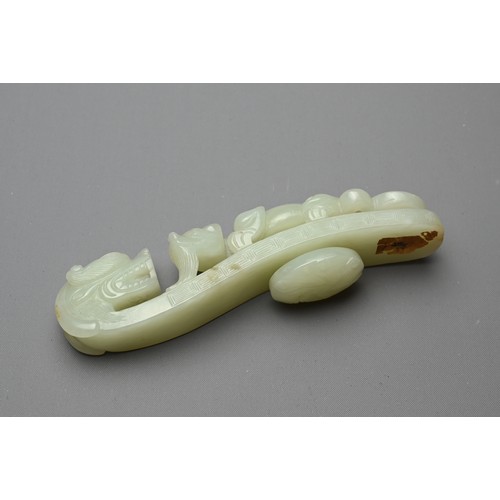 377 - A LARGE CHINESE PALE CELADON JADE BELT HOOK, QING DYNASTY, 18/19TH CENTURY. Carved in openwork on to... 