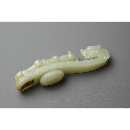 377 - A LARGE CHINESE PALE CELADON JADE BELT HOOK, QING DYNASTY, 18/19TH CENTURY. Carved in openwork on to... 