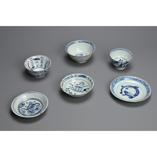 116 - A GROUP OF CHINESE BLUE AND WHITE PORCELAIN CUPS, BOWLS AND DISHES, LATE MING DYNASTY. Of various ty... 