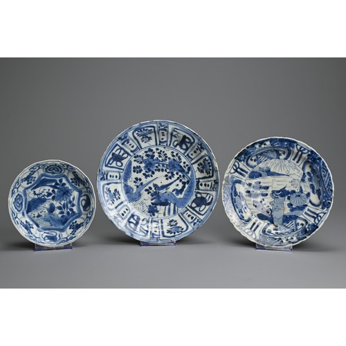 117 - THREE CHINESE BLUE AND WHITE KRAAK WARE PORCELAIN DISHES, LATE MING DYNASTY. Each with lobed rims. O... 