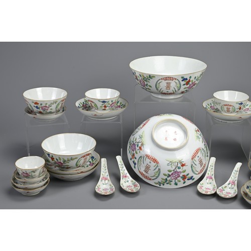 10 - A GROUP OF CHINESE FAMILLE ROSE PORCELAIN ITEMS, 19/20TH CENTURY. Twenty seven in total to include c... 