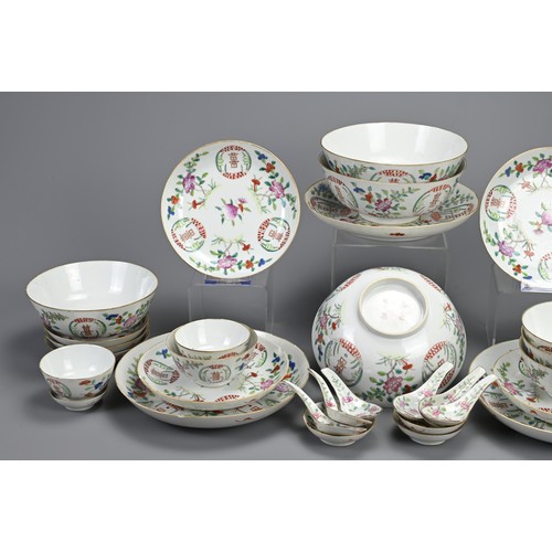 11 - A GROUP OF CHINESE FAMILLE ROSE PORCELAIN ITEMS, 19/20TH CENTURY. Thirty five in total to include bo... 