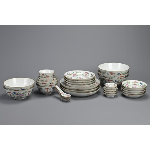 11 - A GROUP OF CHINESE FAMILLE ROSE PORCELAIN ITEMS, 19/20TH CENTURY. Thirty five in total to include bo... 