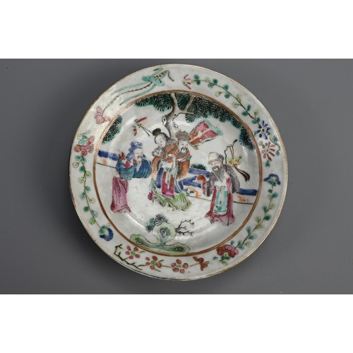 16 - FOUR CHINESE FAMILLE ROSE PORCELAIN DISHES, LATE QING DYNASTY. Each decorated with courtyard scene f... 