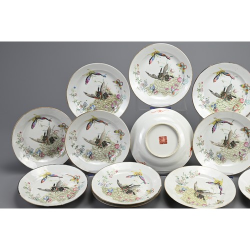 18 - A SET OF THIRTEEN CHINESE FAMILLE ROSE PORCELAIN DISHES, TONGZHI MARK AND OF THE PERIOD. Late Qing d... 