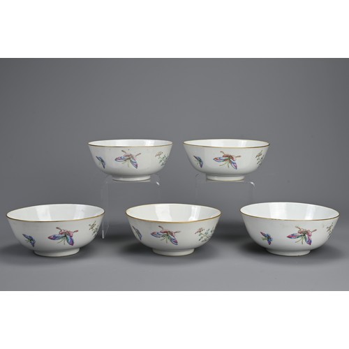 19 - FIVE CHINESE FAMILLE ROSE PORCELAIN DISHES, TONGZHI MARK AND OF THE PERIOD. Late Qing dynasty bowls ... 