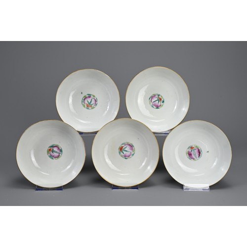 19 - FIVE CHINESE FAMILLE ROSE PORCELAIN DISHES, TONGZHI MARK AND OF THE PERIOD. Late Qing dynasty bowls ... 