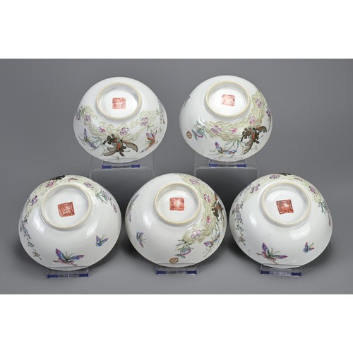 19 - FIVE CHINESE FAMILLE ROSE PORCELAIN DISHES, TONGZHI MARK AND OF THE PERIOD. Late Qing dynasty bowls ... 