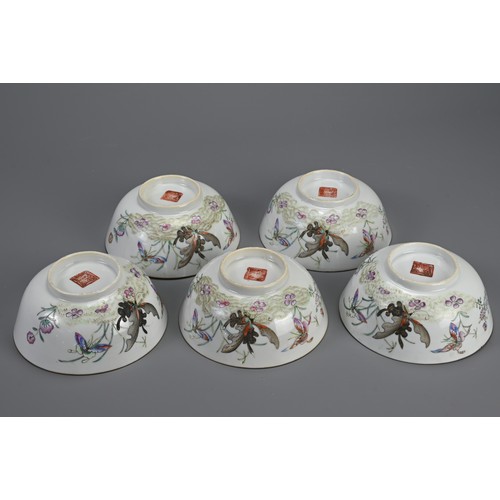 19 - FIVE CHINESE FAMILLE ROSE PORCELAIN DISHES, TONGZHI MARK AND OF THE PERIOD. Late Qing dynasty bowls ... 