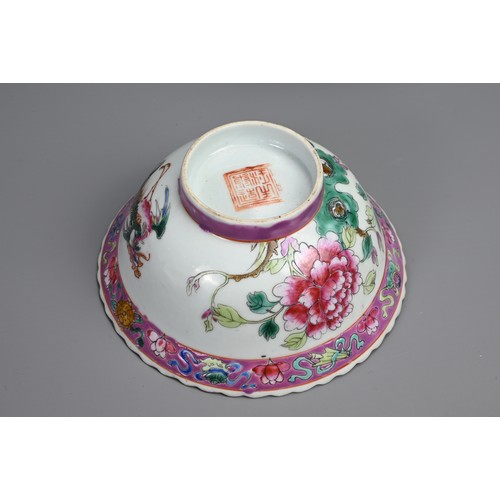 25 - TEN STRAITS CHINESE NYONYA FAMILLE ROSE PORCELAIN BOWLS, 19/20TH CENTURY. Lobed bowls decorated with... 