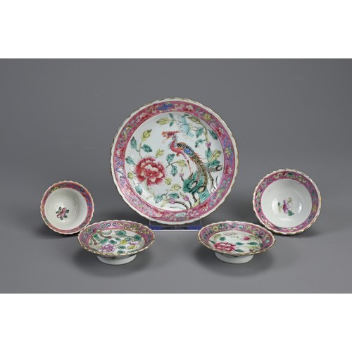 31 - A GROUP OF STRAITS CHINESE NYONYA FAMILLE ROSE PORCELAIN ITEMS, 19/20TH CENTURY. Lobed bowls, cups a... 