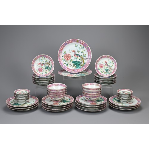 33 - A SET OF STRAITS CHINESE NYONYA FAMILLE ROSE PORCELAIN BOWLS AND DISHES, EARLY 20TH CENTURY. Lobed b... 