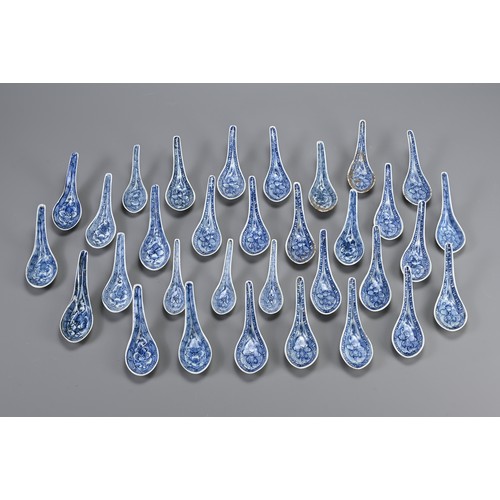 35 - A QUANTITY OF STRAITS CHINESE NYONYA BLUE AND WHITE PORCELAIN SPOONS, 19TH CENTURY. Thirty two in to... 