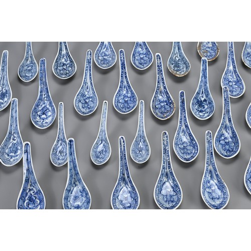 35 - A QUANTITY OF STRAITS CHINESE NYONYA BLUE AND WHITE PORCELAIN SPOONS, 19TH CENTURY. Thirty two in to... 