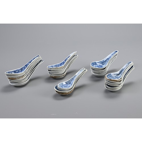 36 - A QUANTITY OF STRAITS CHINESE NYONYA BLUE AND WHITE PORCELAIN SPOONS, 19/20TH CENTURY. To include th... 