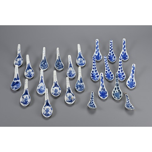 36 - A QUANTITY OF STRAITS CHINESE NYONYA BLUE AND WHITE PORCELAIN SPOONS, 19/20TH CENTURY. To include th... 