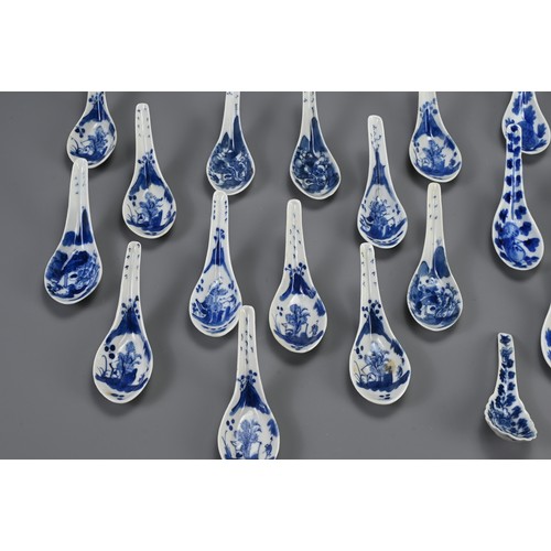 36 - A QUANTITY OF STRAITS CHINESE NYONYA BLUE AND WHITE PORCELAIN SPOONS, 19/20TH CENTURY. To include th... 