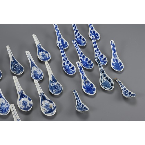 36 - A QUANTITY OF STRAITS CHINESE NYONYA BLUE AND WHITE PORCELAIN SPOONS, 19/20TH CENTURY. To include th... 