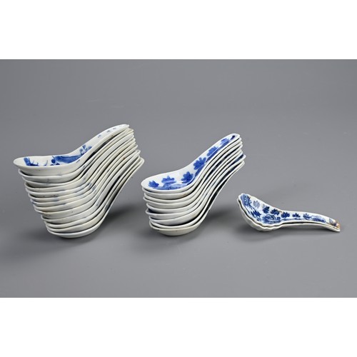 36 - A QUANTITY OF STRAITS CHINESE NYONYA BLUE AND WHITE PORCELAIN SPOONS, 19/20TH CENTURY. To include th... 