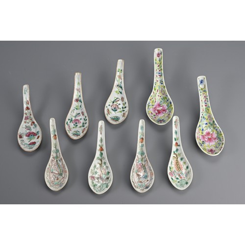 37 - A GROUP OF STRAITS CHINESE NYONYA FAMILLE ROSE PORCELAIN SPOONS, 19/20TH CENTURY. To include a pair ... 