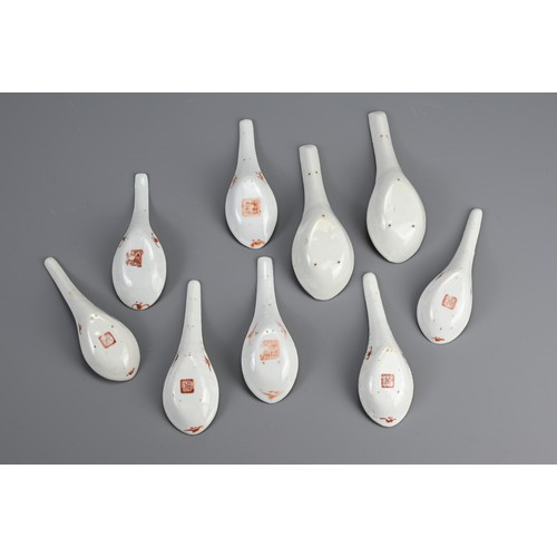 37 - A GROUP OF STRAITS CHINESE NYONYA FAMILLE ROSE PORCELAIN SPOONS, 19/20TH CENTURY. To include a pair ... 