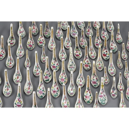 38 - A QUANTITY OF STRAITS CHINESE NYONYA FAMILLE ROSE PORCELAIN SPOONS, 19/20TH CENTURY. Matching in dec... 