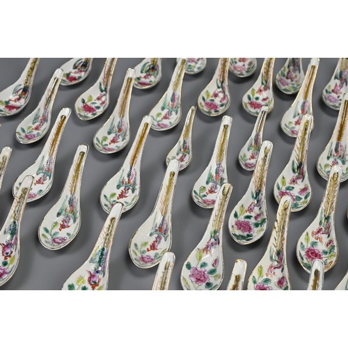 38 - A QUANTITY OF STRAITS CHINESE NYONYA FAMILLE ROSE PORCELAIN SPOONS, 19/20TH CENTURY. Matching in dec... 