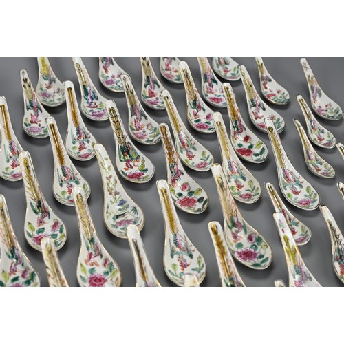 38 - A QUANTITY OF STRAITS CHINESE NYONYA FAMILLE ROSE PORCELAIN SPOONS, 19/20TH CENTURY. Matching in dec... 