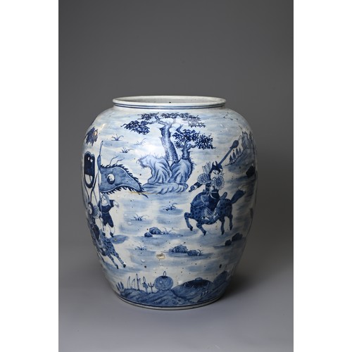 161 - A LARGE 20TH CENTURY CHINESE PORCELAIN BLUE AND WHITE OVIFORM VASE. Painted with warriors on horseba... 