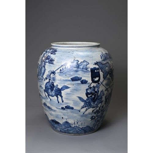 161 - A LARGE 20TH CENTURY CHINESE PORCELAIN BLUE AND WHITE OVIFORM VASE. Painted with warriors on horseba... 